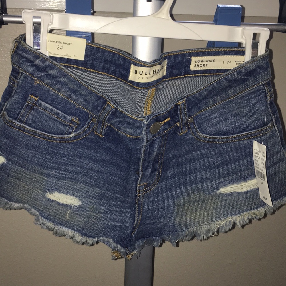 Bullhead low rise medium wash jean shorts.